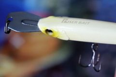 Illex Riser Bait, ein innovativer Köder, der einen flüchtenden Fisch imitiert! Die Metallschaufel des Raiser Baits verleiht ihm ein einzigartiges Schwimmverhalten!