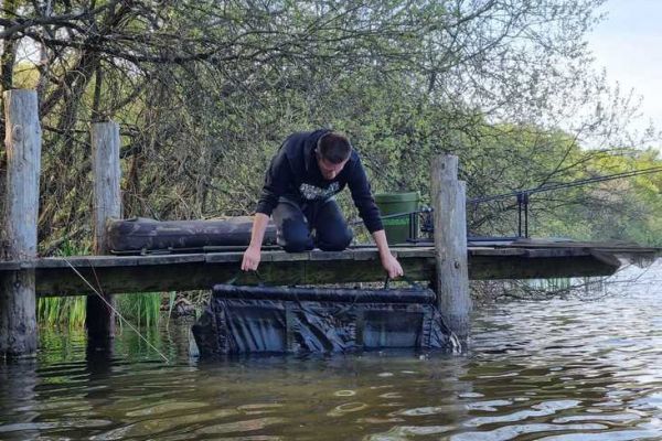 Schwimmende Aufbewahrungstaschen für den Karpfenfang