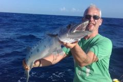 Sportfischen auf Barrakuda in warmen Gewässern Barrakuda-Fischen in warmen Gewässern