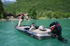 Das Bass Boat, ein einzigartiges Konzept für ein in den USA hergestelltes Fischerboot Das Bass Boat ist speziell für die Fischerei konzipiert