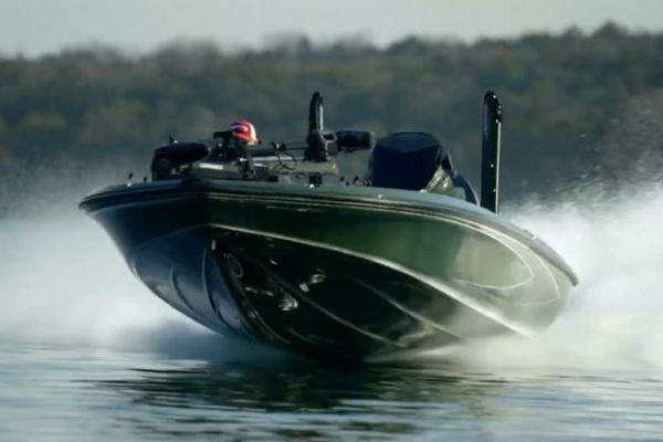 Das Bass Boat, ein fortschrittlicher Rumpf, der vor allem auf Geschwindigkeit ausgelegt ist