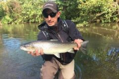 Auf dem Touques-Fluss in der Normandie auf Meerforellenfang gehen