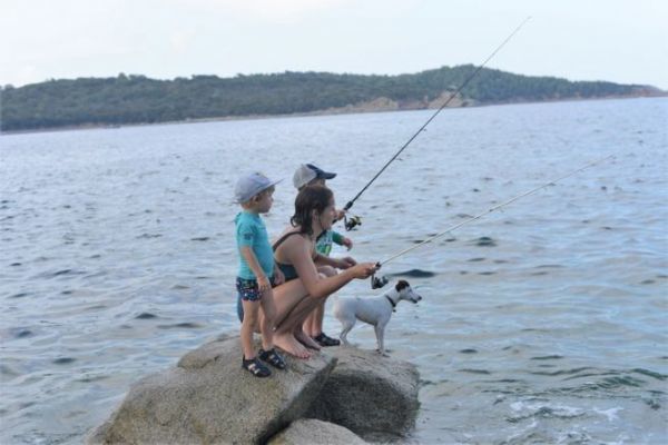 Angeln mit Kunstkder am Meer auf Korsika, praktizieren Sie Rockfishing