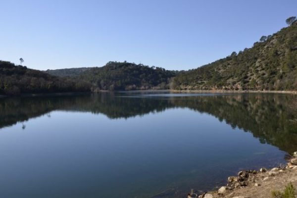 Angeln am See von Sainte-Suzanne oder Carcs im Departement Var