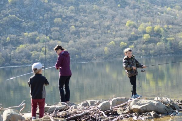 Seine Ausrüstung für die Eröffnung der Forellenfischerei mit Köder vorbereiten