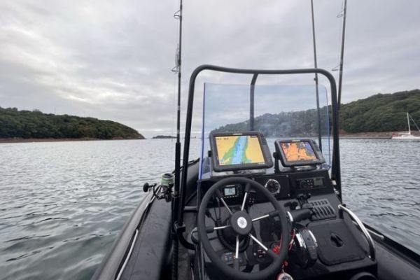 Hochseeangeln vom Ufer und vom Boot aus, was man zur Sicherheit mitnehmen sollte Auf das offene Meer hinauszufahren ist nicht improvisiert. Vergewissern Sie sich, dass Sie über alle notwendigen Sicherheitsausrüstungen verfügen.