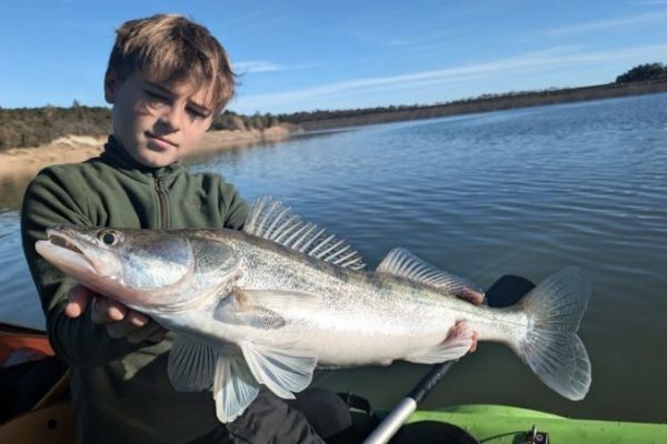 Relevante Angeltechniken, um mit dem Kajak in Süßwasser zu fischen