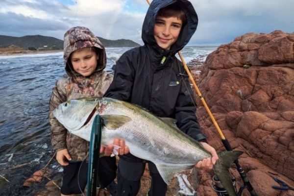 Meeresangeln auf Korsika vom Ufer aus mit Kunstködern: Stellen Sie dem Tassergal nach