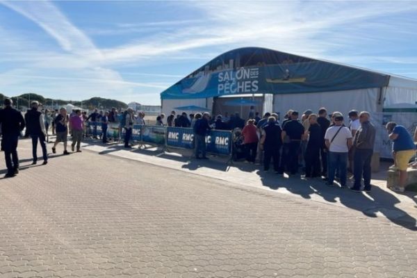Viele Menschen auf der Fischereimesse von Royan 2024