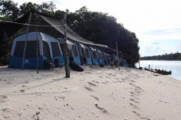 Fischerlager in Pura Pesca am Rio Tomo.