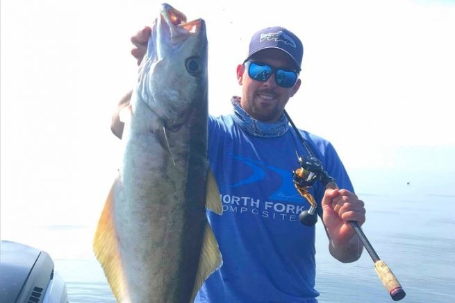 Vertikales Fischen des Platzes mit einem Wurfset.